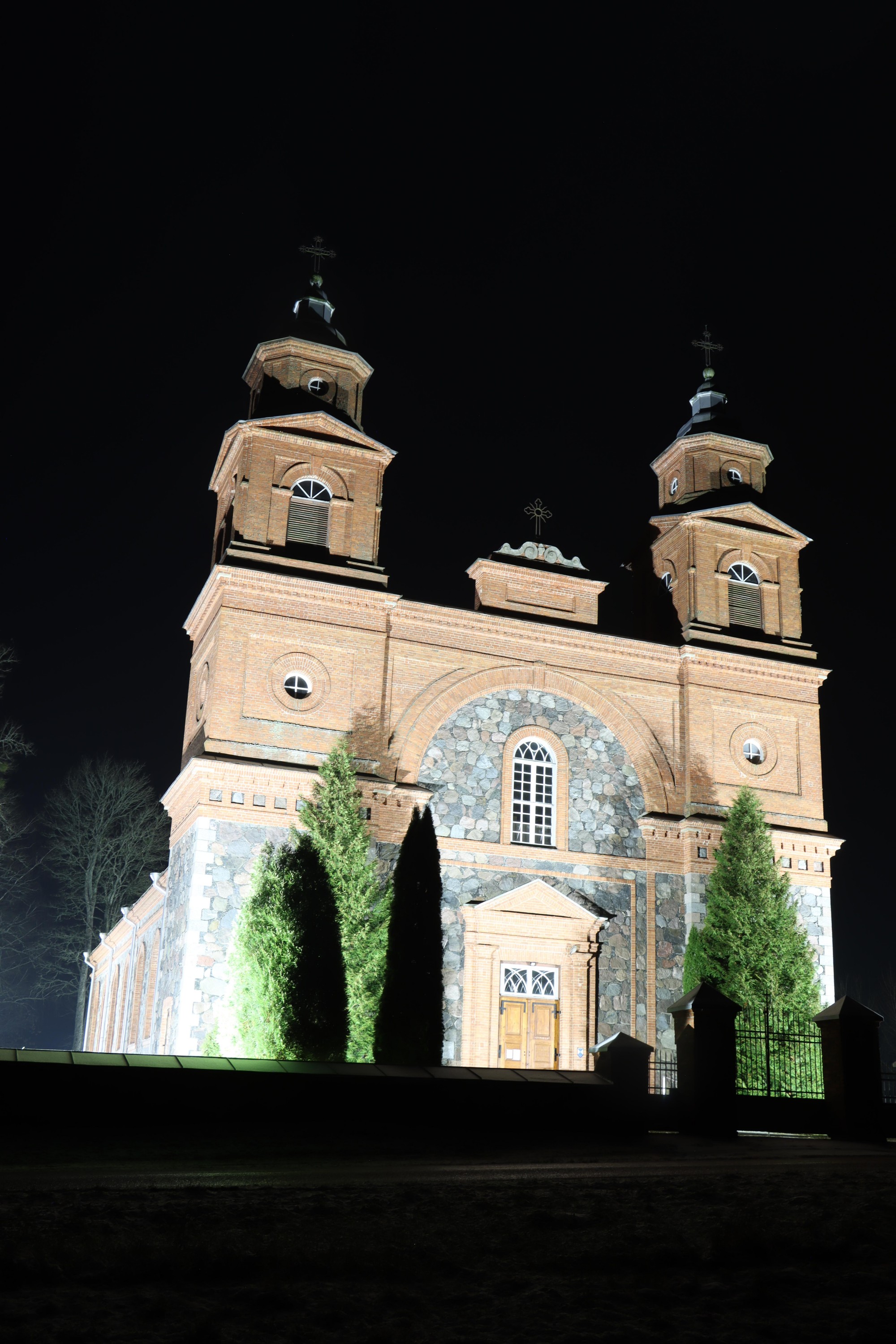 atjaunotais Vārkavas baznīcas apgaismojums