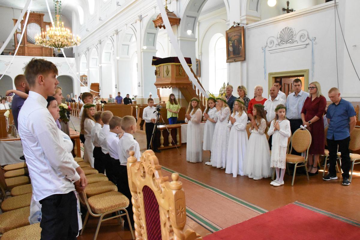 PIRMĀ SVĒTĀ KOMŪNIJA VĀRKAVAS BAZNĪCĀ