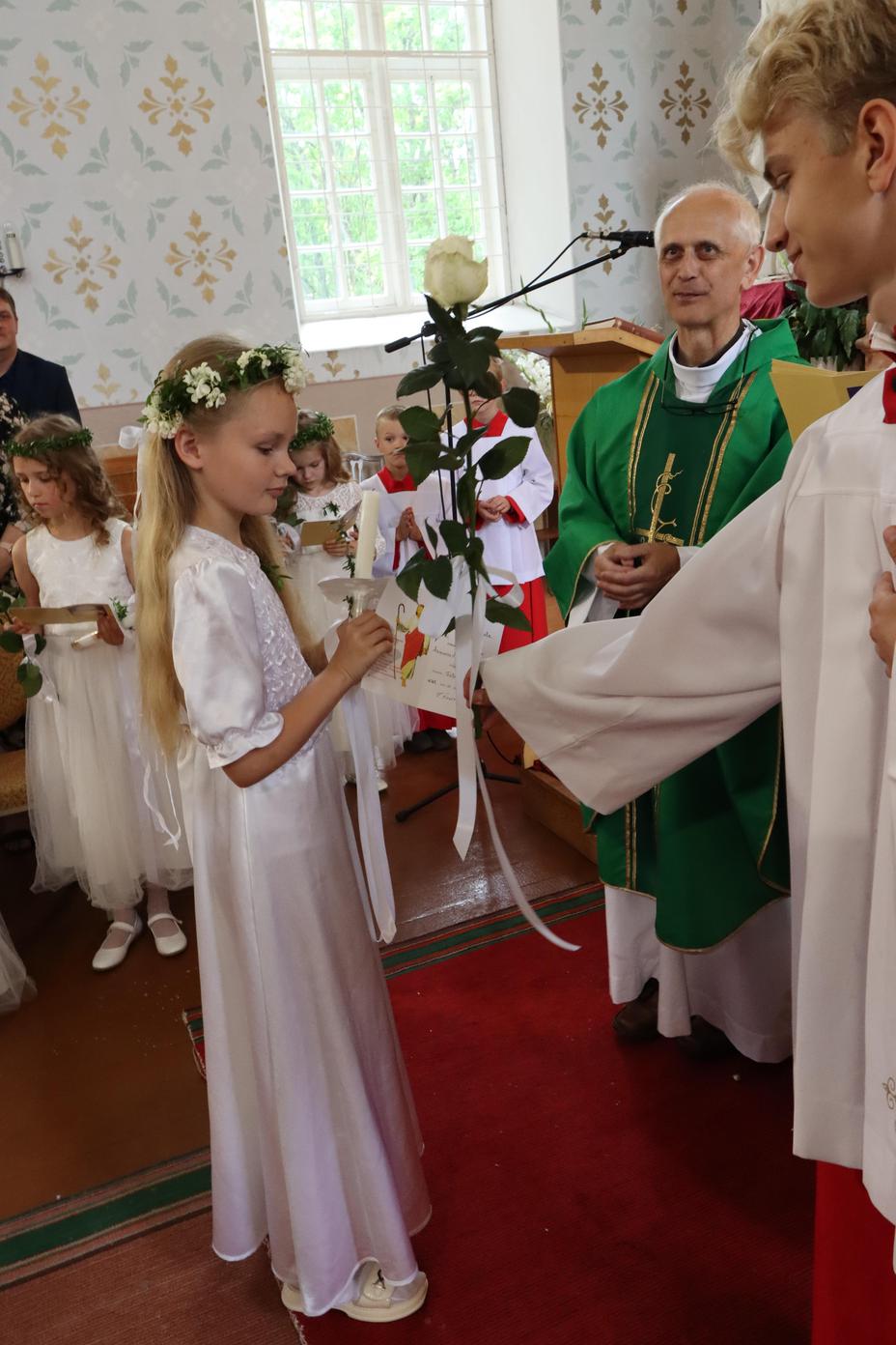 PIRMĀ SVĒTĀ KOMŪNIJA VĀRKAVAS BAZNĪCĀ